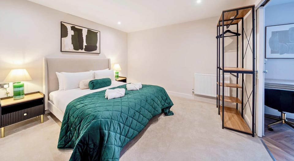 SPACIOUS AND STYLISH BEDROOM
