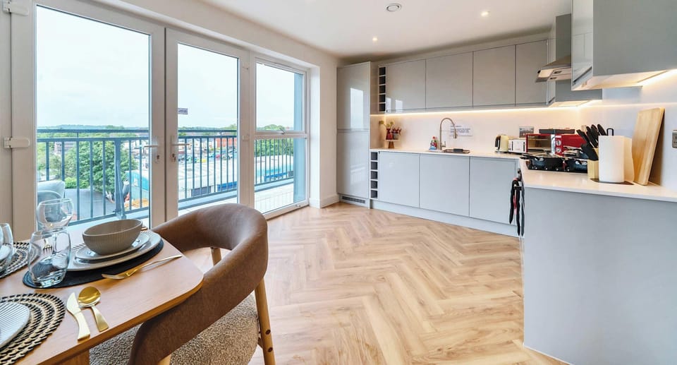 SPACIOUS AND BRIGHT KITCHEN AREA