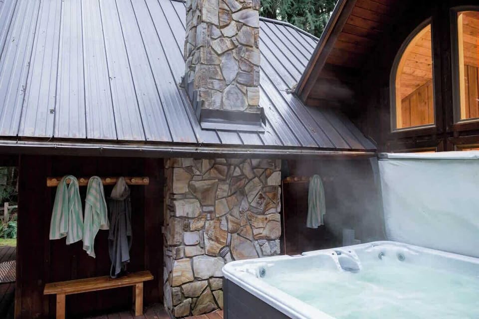 Soak under the stars! Your private hot tub oasis is ready for ultimate relaxation in nature's embrace. Elevated comfort with Cascadia Getaways!