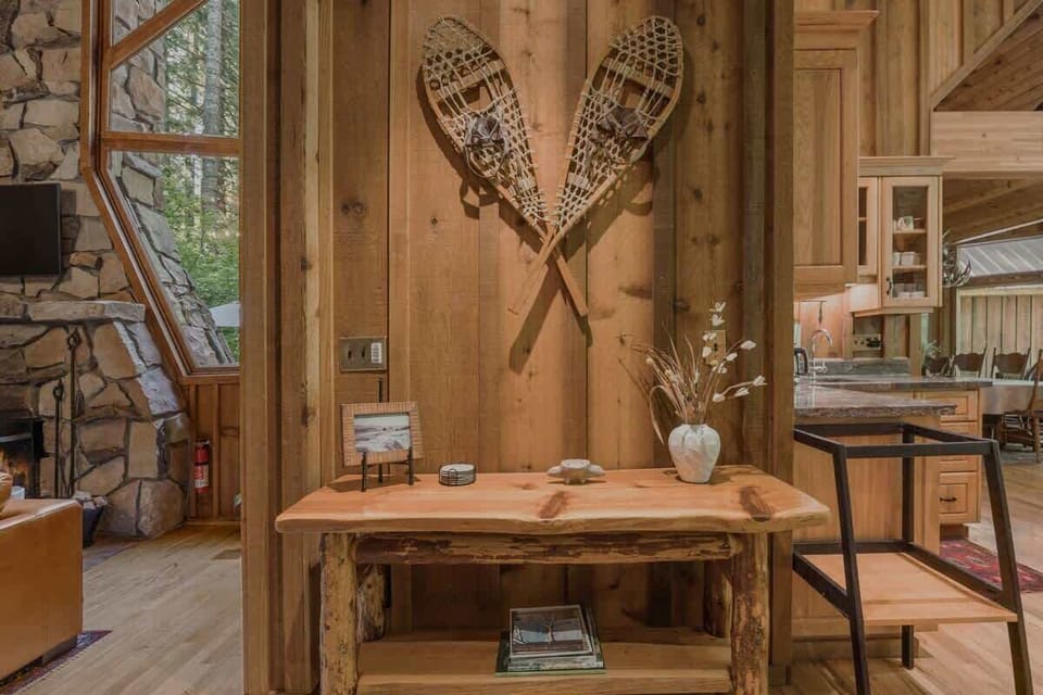 
Welcome to your charming cabin escape! Rustic decor and thoughtful touches create a warm ambiance for your unforgettable Cascadia Getaway.