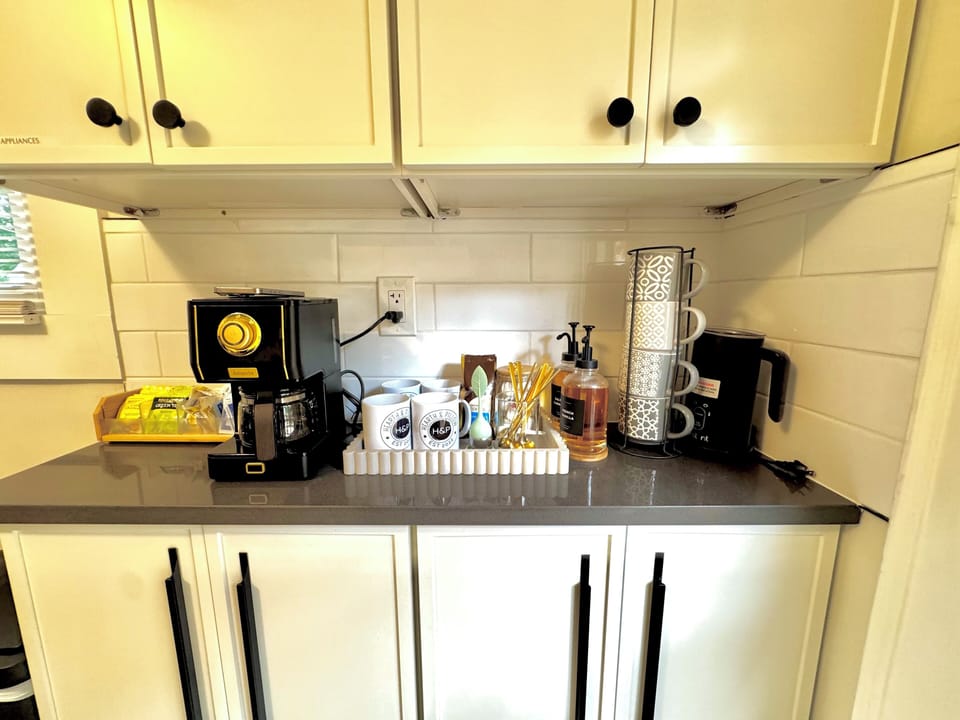 Ready for a cup of Joe? We have planned our coffee station with a large frother that heats the mild and froths it for a superb cup of coffee.