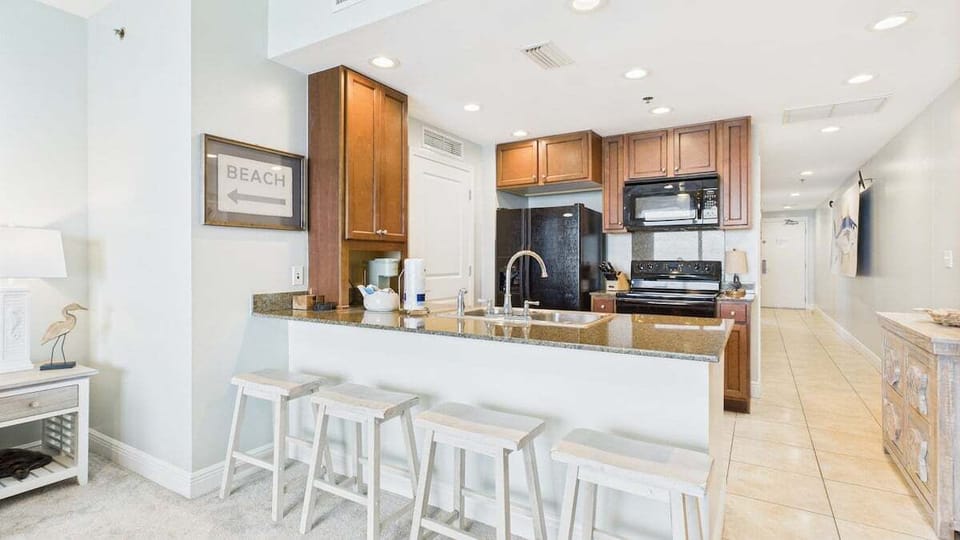 Kitchen breakfast bar with seating for 4