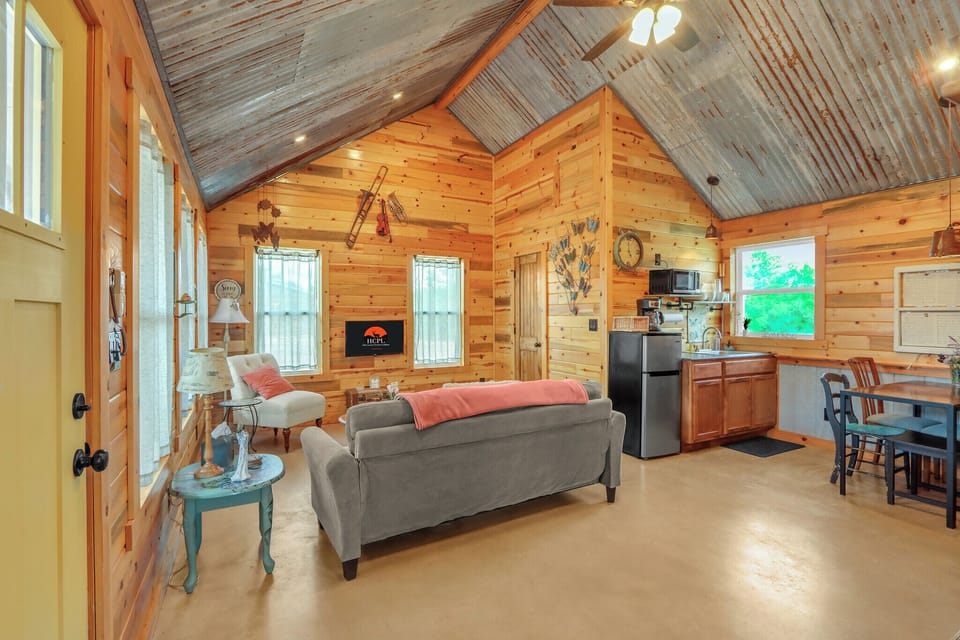 Entry view looking left from the doorway.  The bathroom entrance can be seen in the corner.