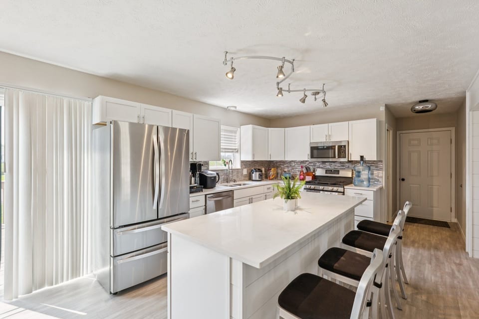 House, 6 Bedrooms | Private kitchen | Fridge, oven, coffee/tea maker, electric kettle