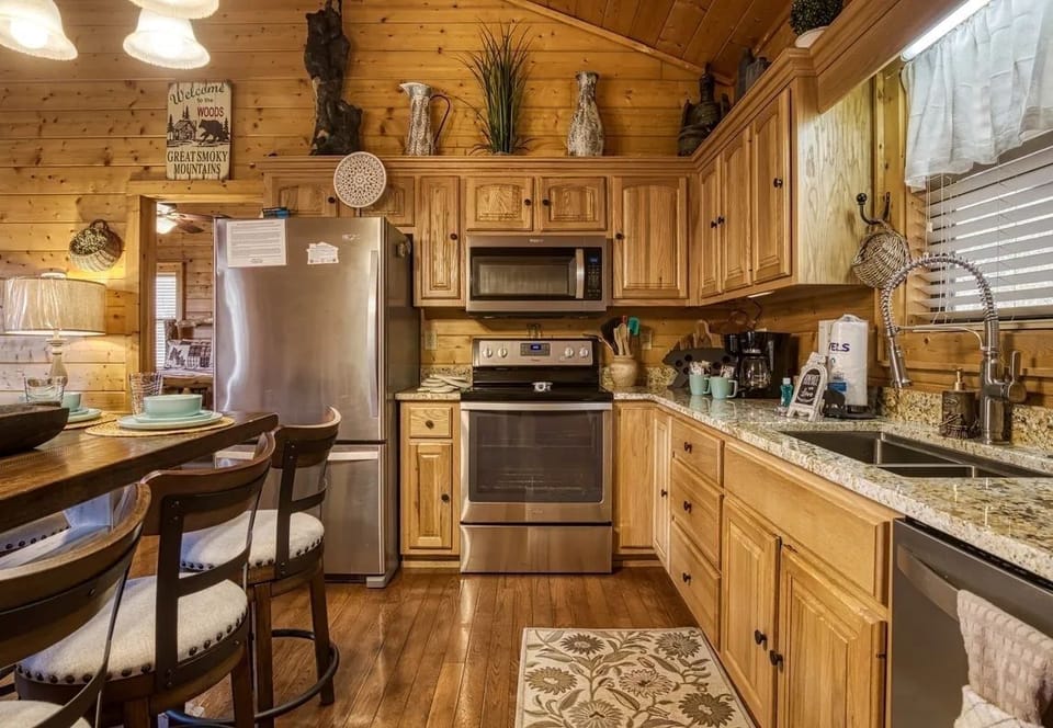 Cabin, 4 Bedrooms | Private kitchen | Coffee/tea maker, fridge, oven, toaster