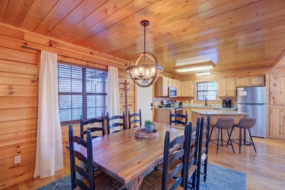 Cabin, 4 Bedrooms | Dining