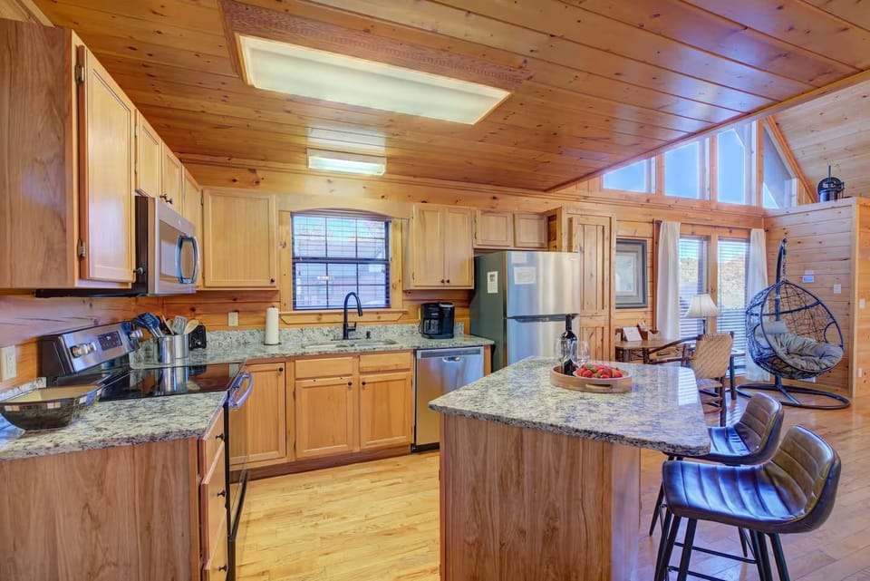 Cabin, 4 Bedrooms | Private kitchen | Coffee/tea maker, fridge, oven, stovetop