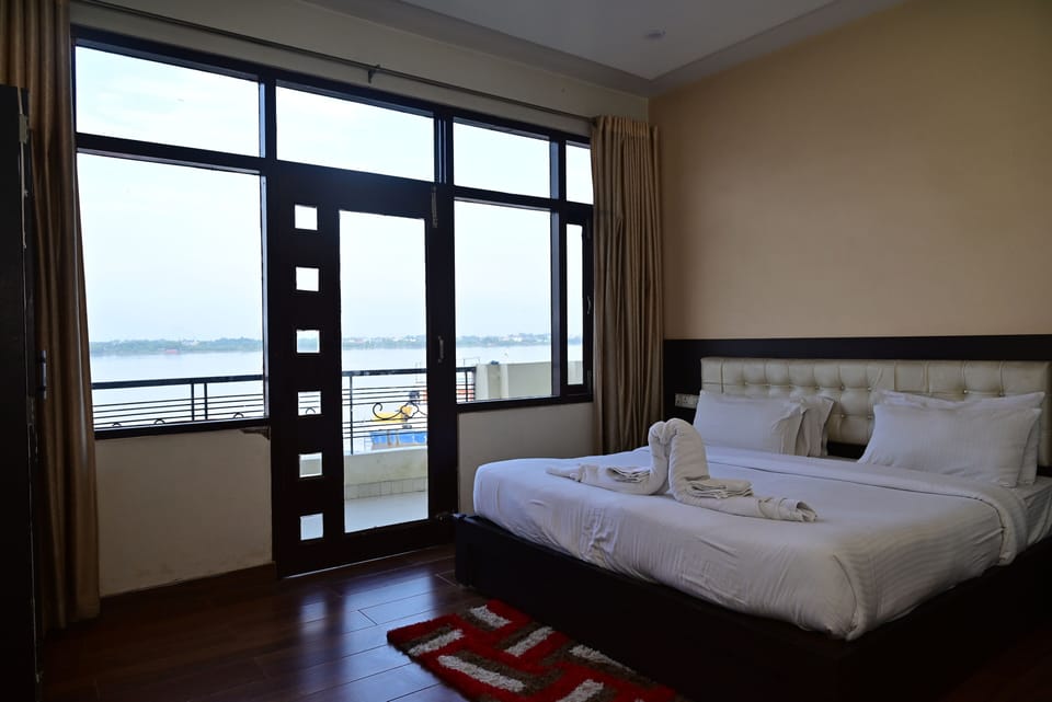 Deluxe Room, 1 Double Bed | In-room safe, desk, blackout drapes, soundproofing
