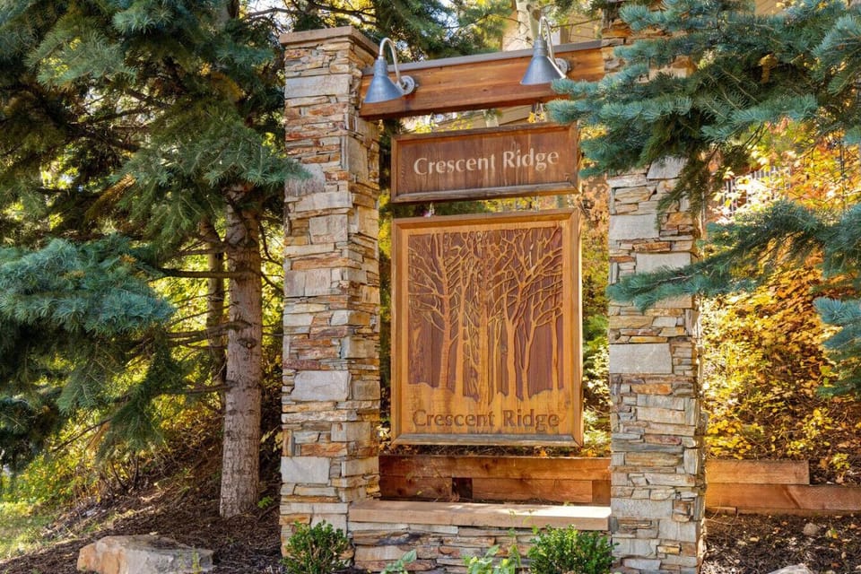 Entrance to Crescent Ridge Road
