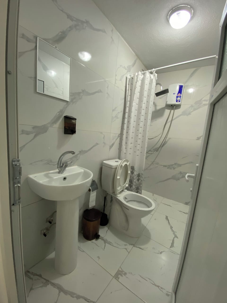 Shower, towels, shampoo, toilet paper