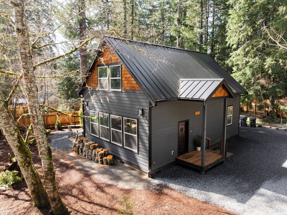 Welcome to our cabin, 5 miles from Mt Rainier National Park