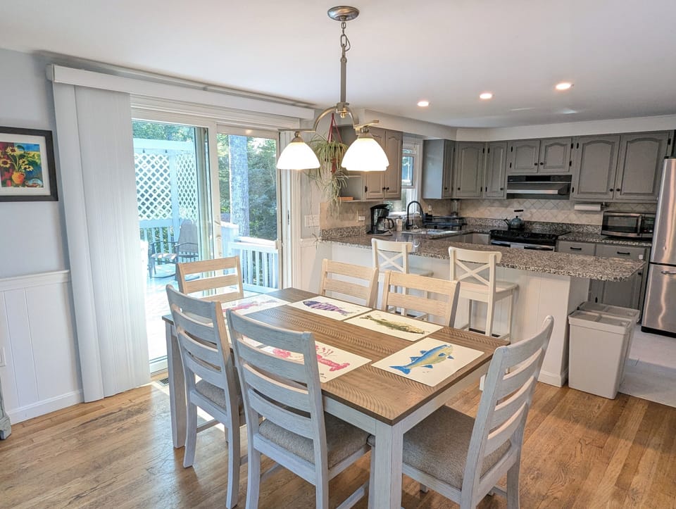 Dining area seats 6