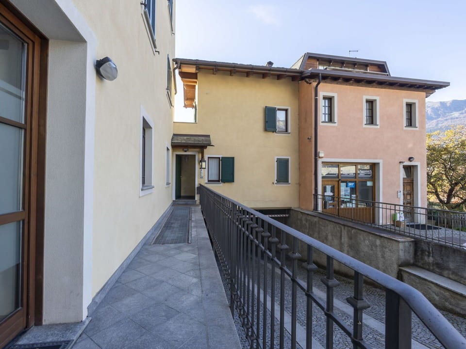 Wall, Door, Apartment, Handrail, Balcony, Daylighting, Plaster, Home Door, Fence, Baluster