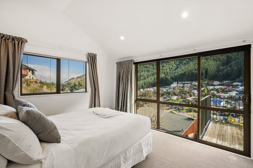 Master bedroom with Queen bed