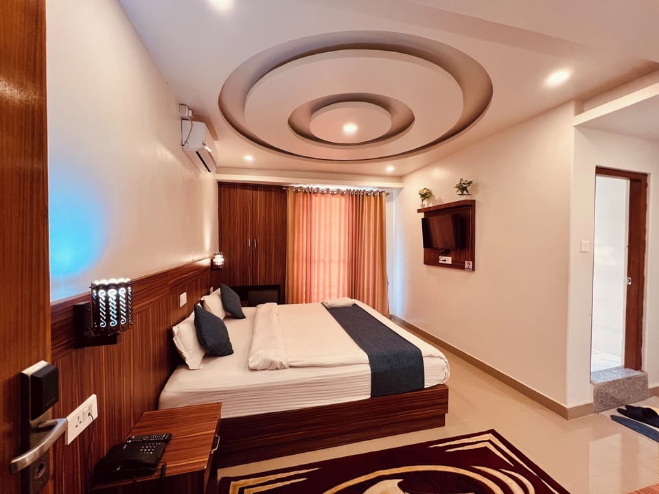 Deluxe Single Room, 1 King Bed, Balcony, Partial Lake View | Premium bedding, Select Comfort beds, laptop workspace, soundproofing