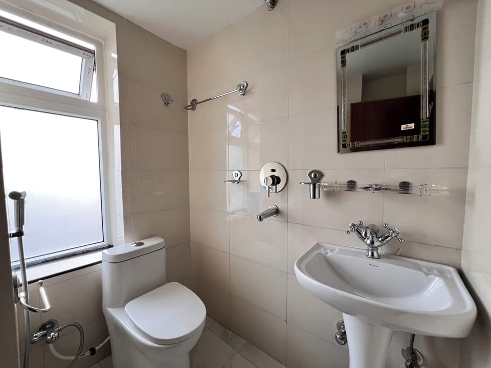 Deluxe Triple Room, Balcony | Bathroom | Shower, slippers, bidet, towels