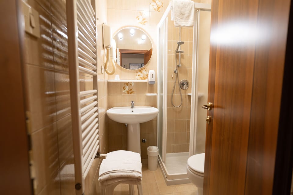 Double or Twin Room, Ensuite | Bathroom | Bidet, towels, soap, shampoo