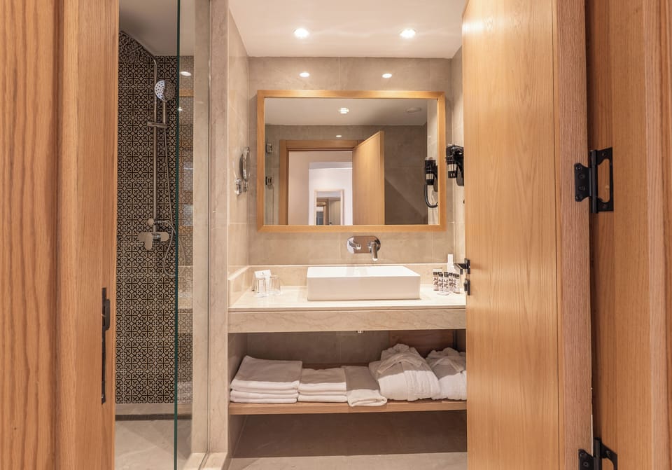 JUNIOR SUITE DOUBLE BED, GARDEN VIEW | Bathroom | Bathtub, free toiletries, hair dryer, towels