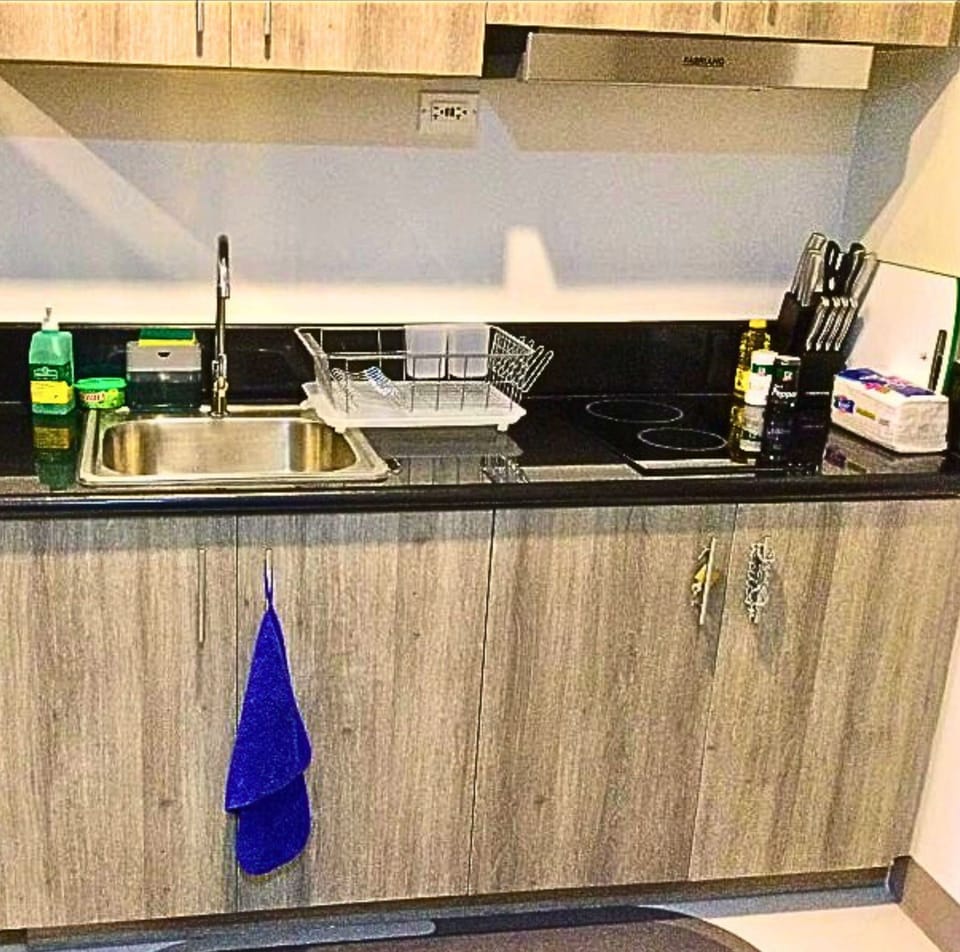 Deluxe Suite, Sea View | Private kitchen