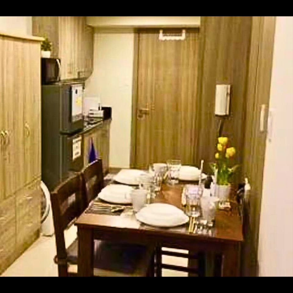 Deluxe Suite, Sea View | In-room dining