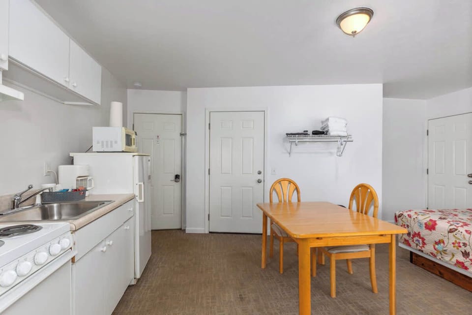 Kitchenette and dining area