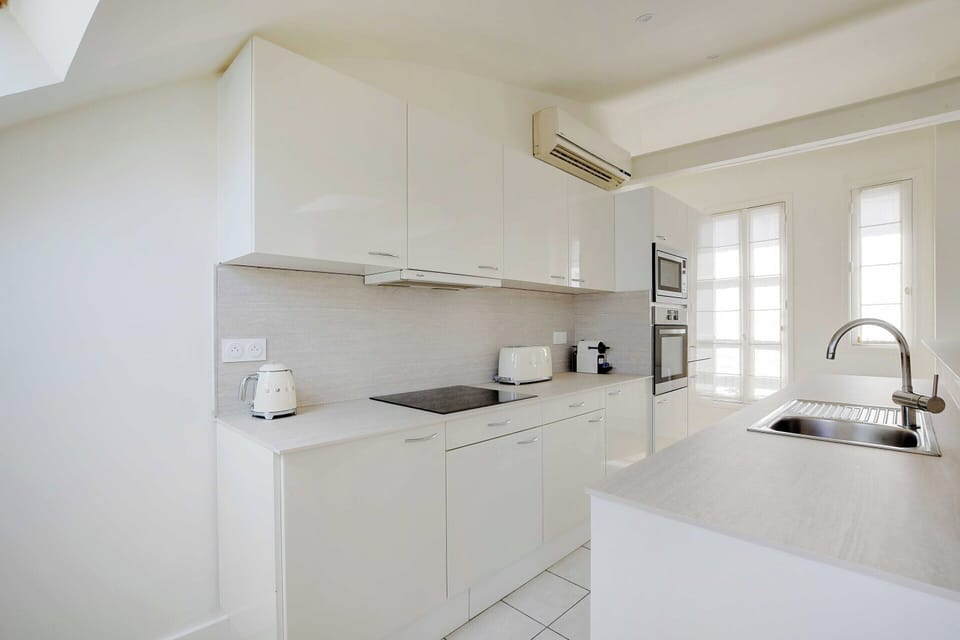 Apartment | Private kitchen | Fridge, microwave, oven, stovetop