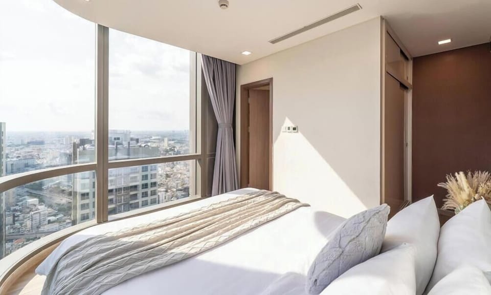 Luxury Apartment, 2 Bedrooms, Refrigerator & Microwave, City View | Blackout drapes, soundproofing, iron/ironing board, WiFi (free)