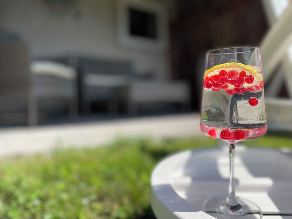 Tableware, Fruit, Food, Ingredient, Drinkware, Produce, Stemware