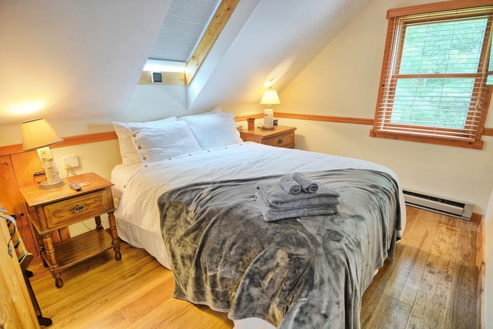 Upper Floor Queen Bedroom with Roku TV