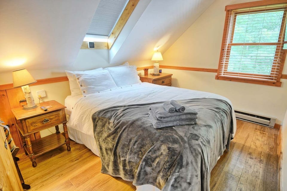 Upper Floor Queen Bedroom with Roku TV