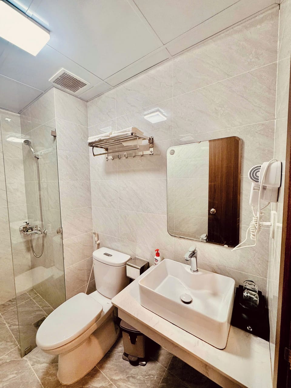 Deluxe Double Room, 1 King Bed, City View | Bathroom | Shower, hair dryer, slippers, towels