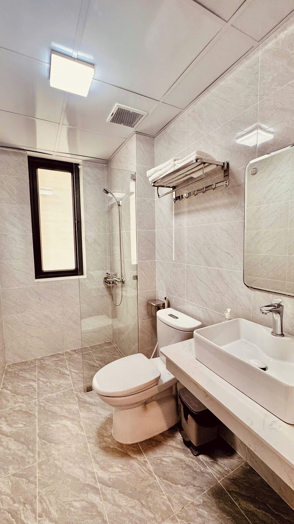 Deluxe Triple Room | Bathroom | Shower, hair dryer, slippers, towels