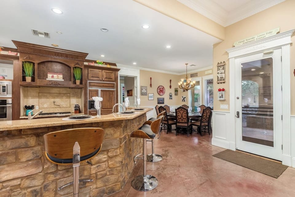 Kitchen Island/Dining Room