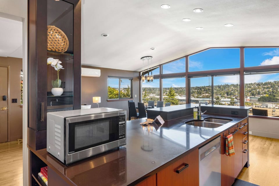 Bright, fully equipped kitchen