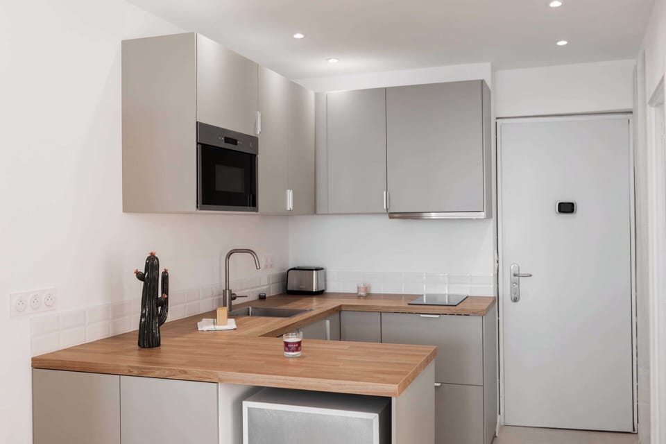 House | Private kitchen | Fridge, microwave, stovetop, cookware/dishes/utensils