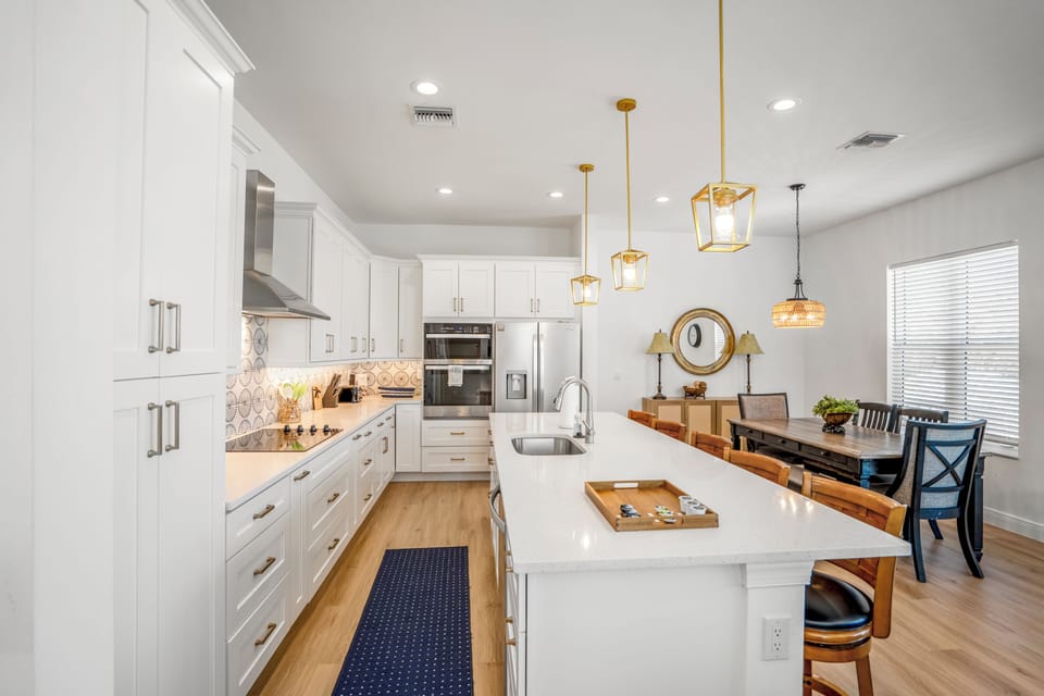 Pink Pearl Kitchen: Cook comfortably in the fully stocked full kitchen with all the essentials - from pots/pans, baking sheets, cutting boards, blender, and more! 