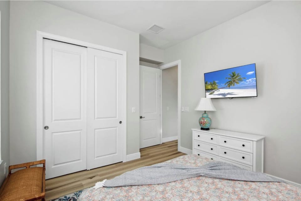 Bedroom 7: Queen Bed 