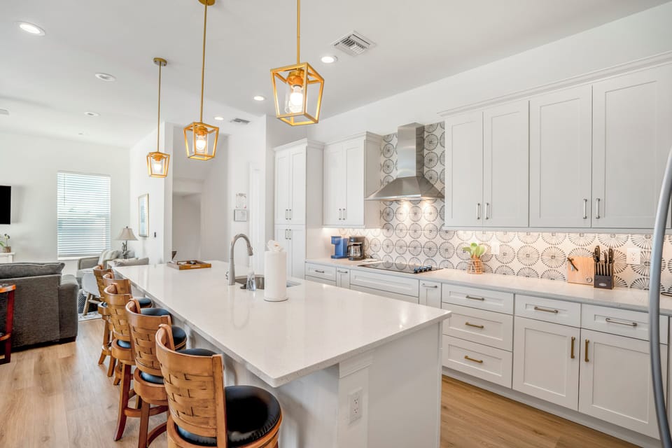 Pink Pearl Kitchen: Cook comfortably in the fully stocked full kitchen with all the essentials - from pots/pans, baking sheets, cutting boards, blender, and more! 