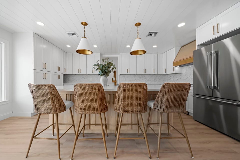 large center island with quartz countertops and seating for 4