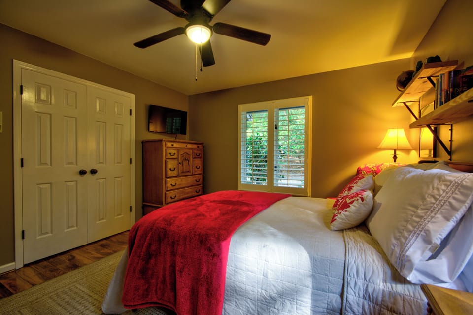 1st floor bedroom (full bed)
