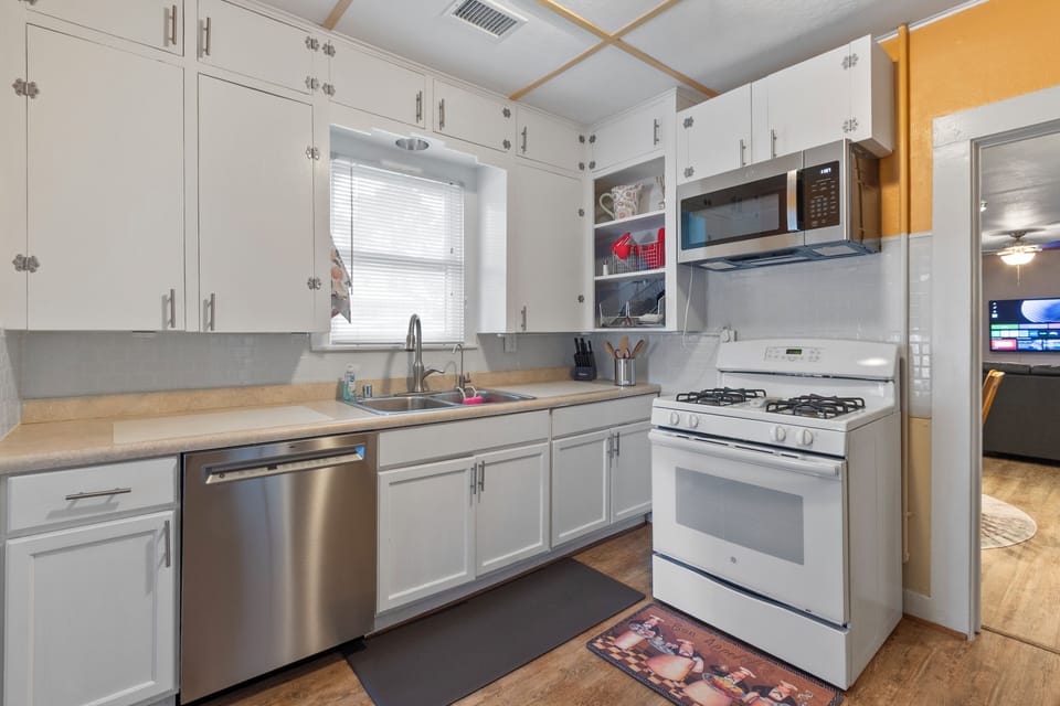 Gas stove, microwave above. Plenty of cooking utensils. Anti-fatigue mats