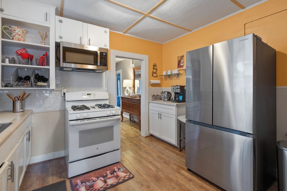 Full-size fridge w in-door water pitcher and 2 sizes of ice in the freezer