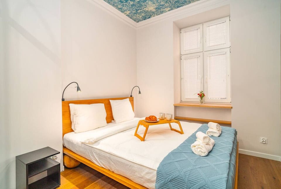 Bedroom with Queen Bed | Book Now with RENTUJEMY.COM
