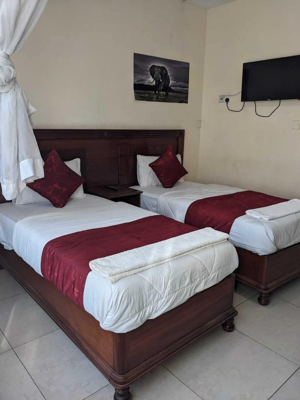 Standard Twin Room | Desk, laptop workspace, iron/ironing board, free WiFi