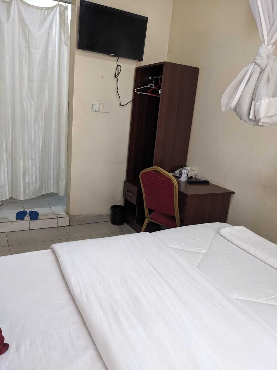 Economy Double Room | Desk, laptop workspace, iron/ironing board, free WiFi