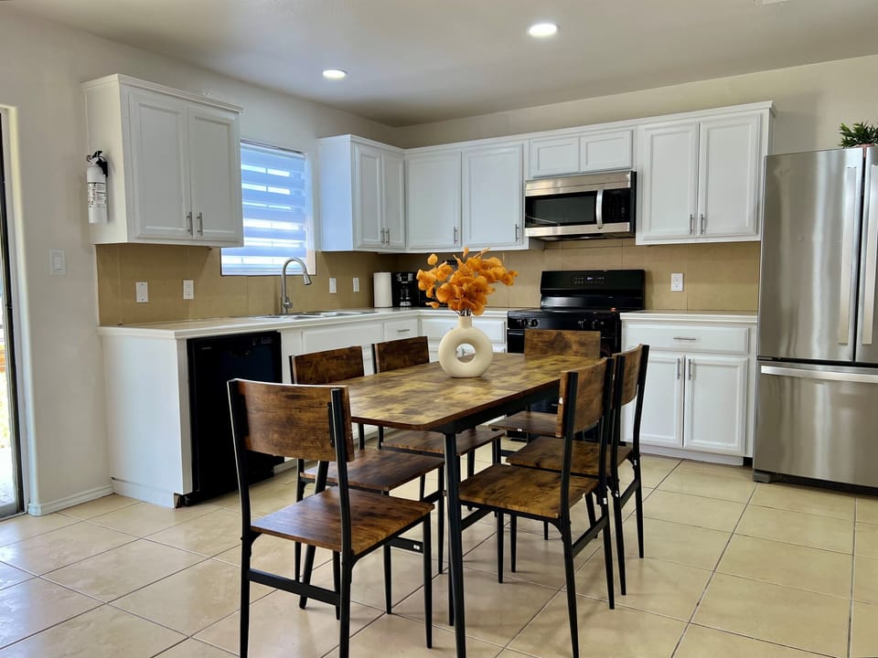Kitchen and dining table for 6