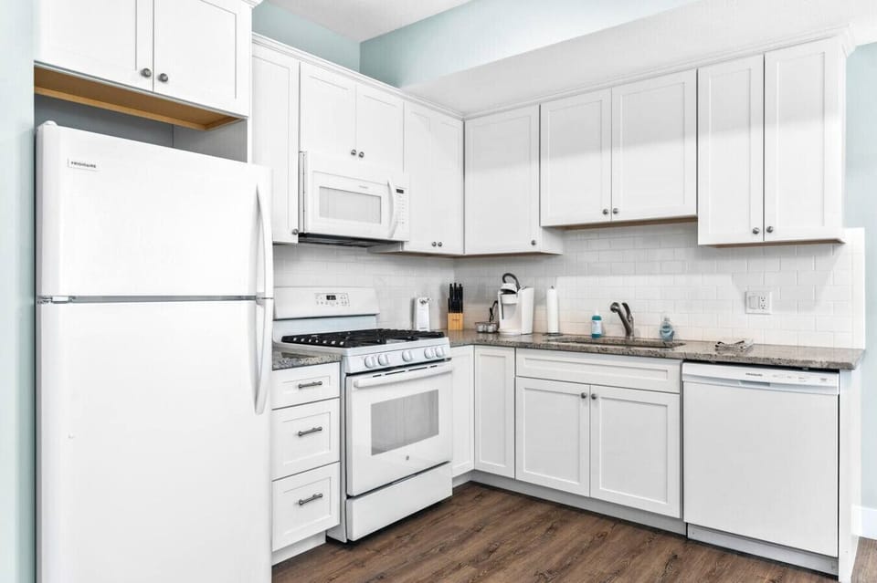 Enjoy a seamless cooking experience in this airy kitchen, complete with a dishwasher for easy cleanup. 🧼🏠