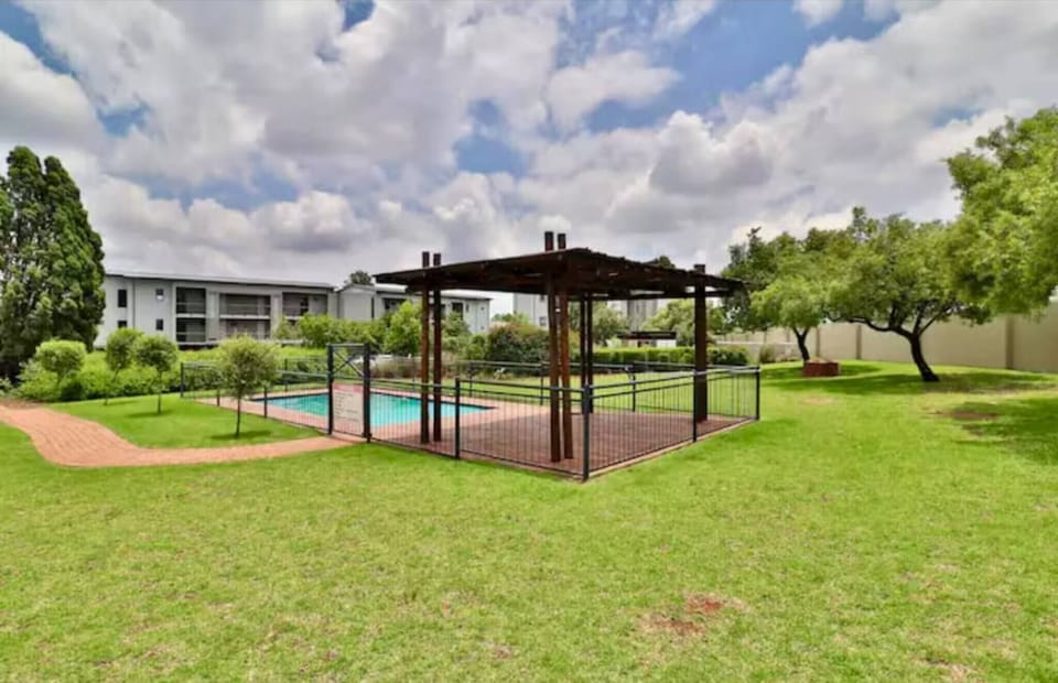 Apartment, 2 Bedrooms, Balcony | Property grounds