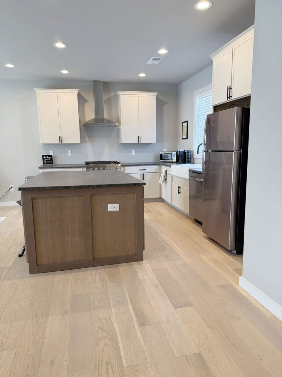 Large Gourmet Kitchen - Commercial Appliances - Large Island - Cookware Provided