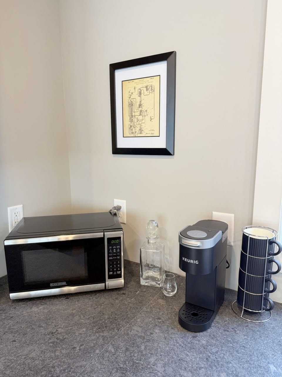 Large Gourmet Kitchen - Commercial Appliances - Large Island - Cookware Provided